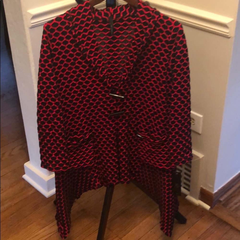 Black and red print textured high-low jacket